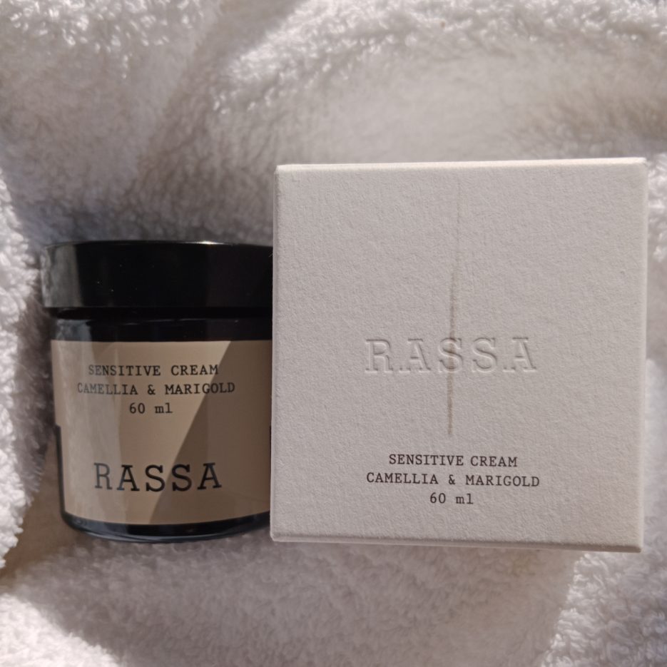 Crema facial Sensitive Camellia&Marigold de Rassa para pieles sensibles.